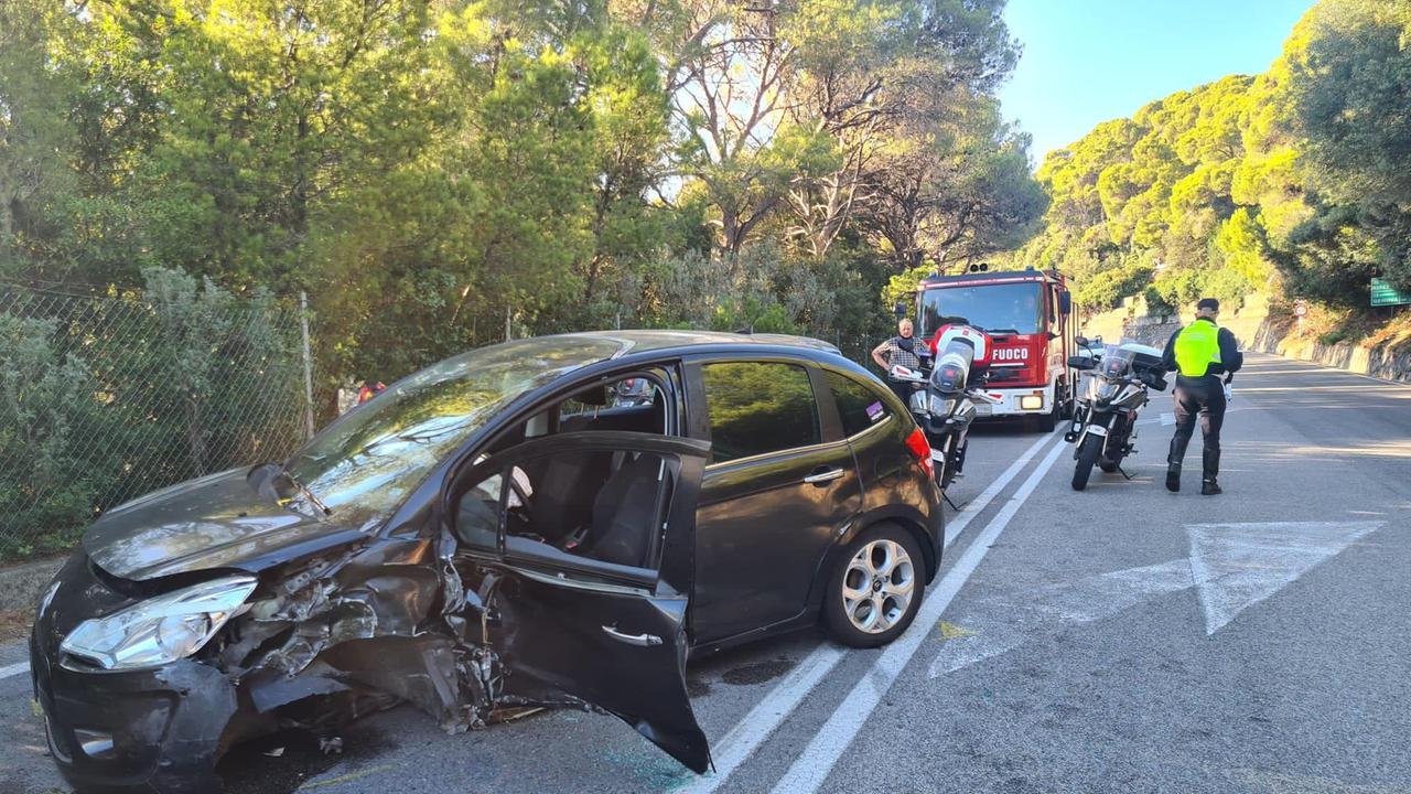 L'auto danneggiata dopo lo scontro (foto Daniele Stefanini/Silvi)