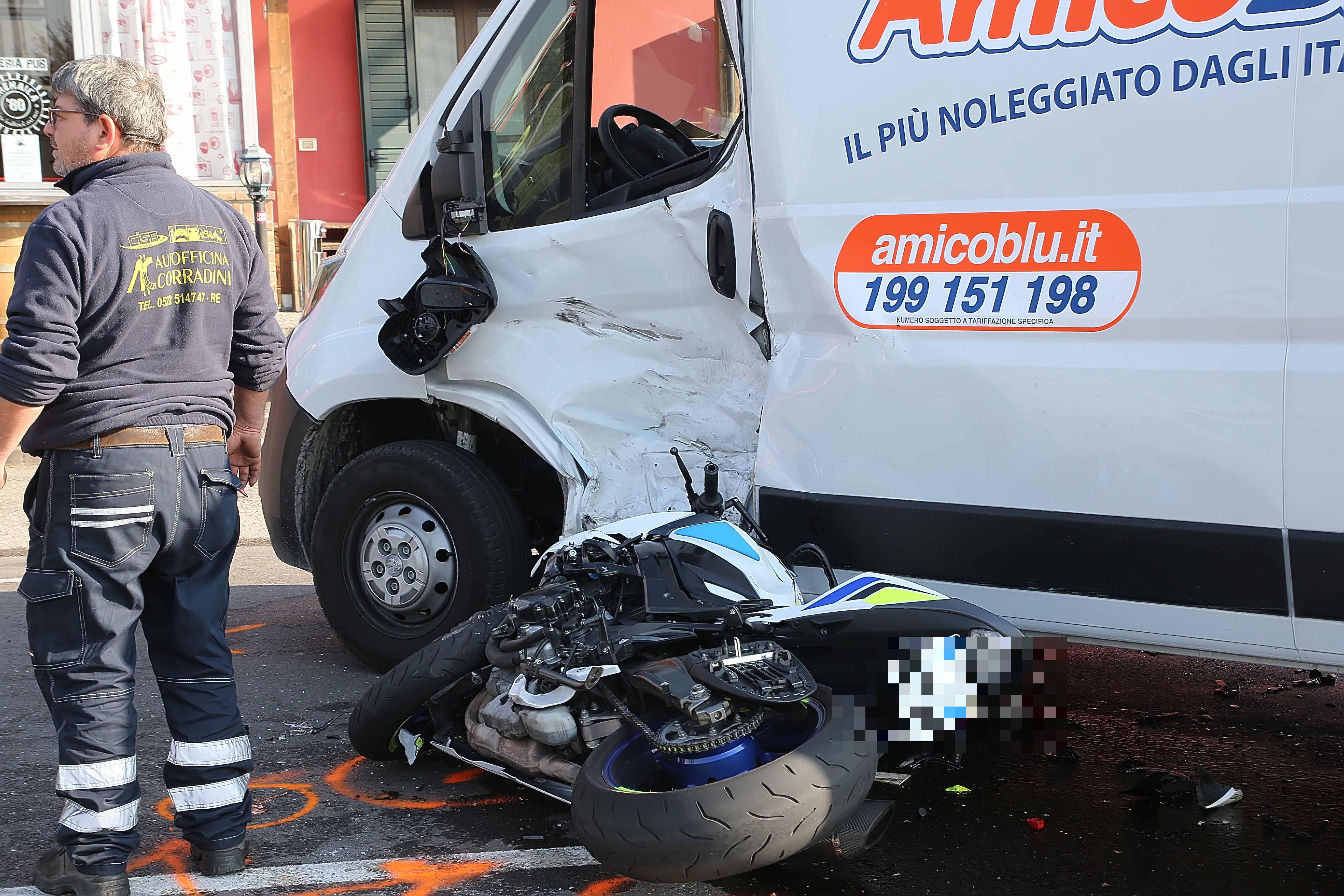 Scontro tra moto e furgone a Massenzatico, un ferito grave 