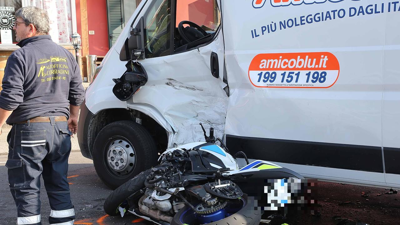 Scontro tra moto e furgone a Massenzatico, un ferito grave