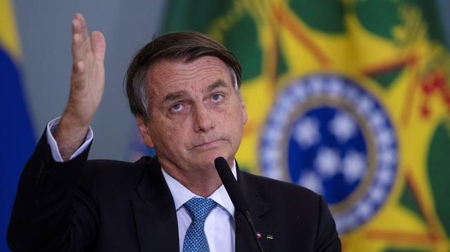 Covid: Bolsonaro,fame è colpa lockdown 'codardi e criminali'