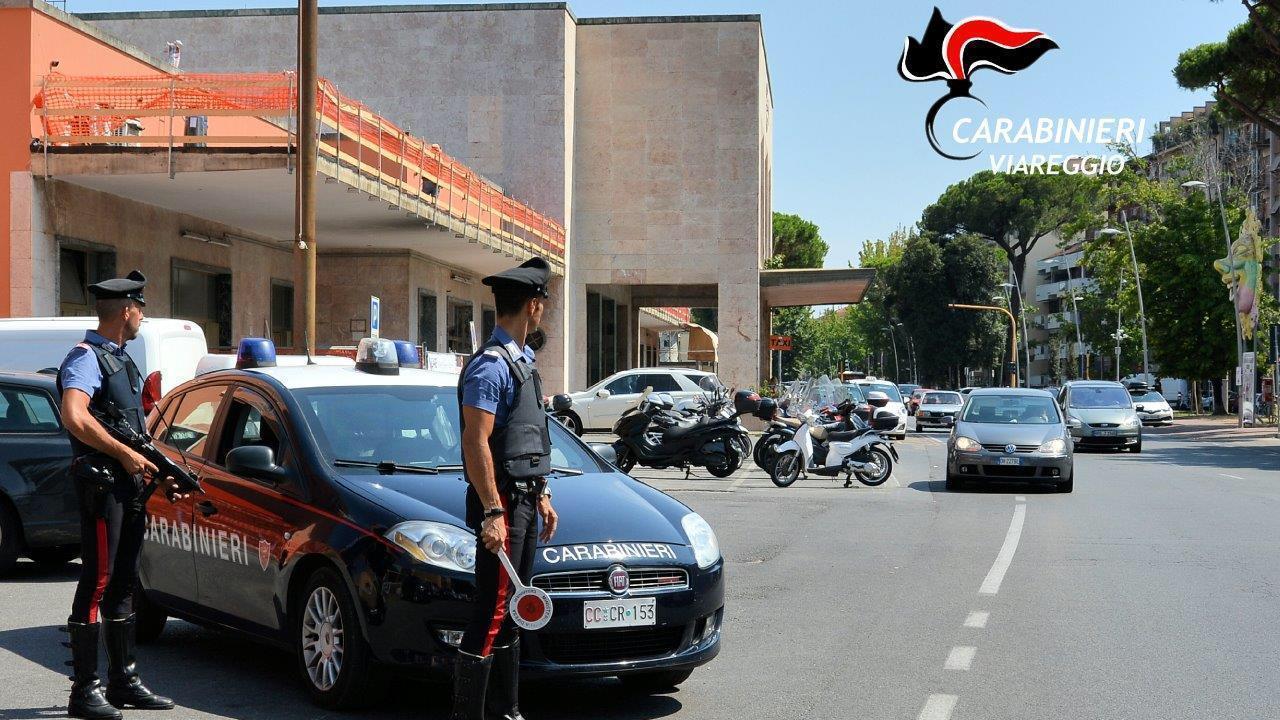 Minaccia con un coltello un giovane viareggino e lo rapina: arrestato a 19 anni