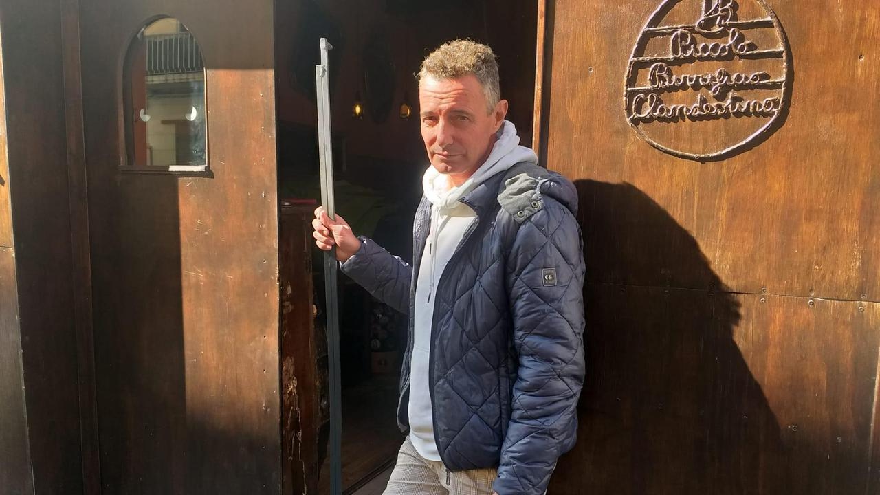 Andrea Ferraro, socio del Piccolo birrificio clandestino, con l'asta rotta
