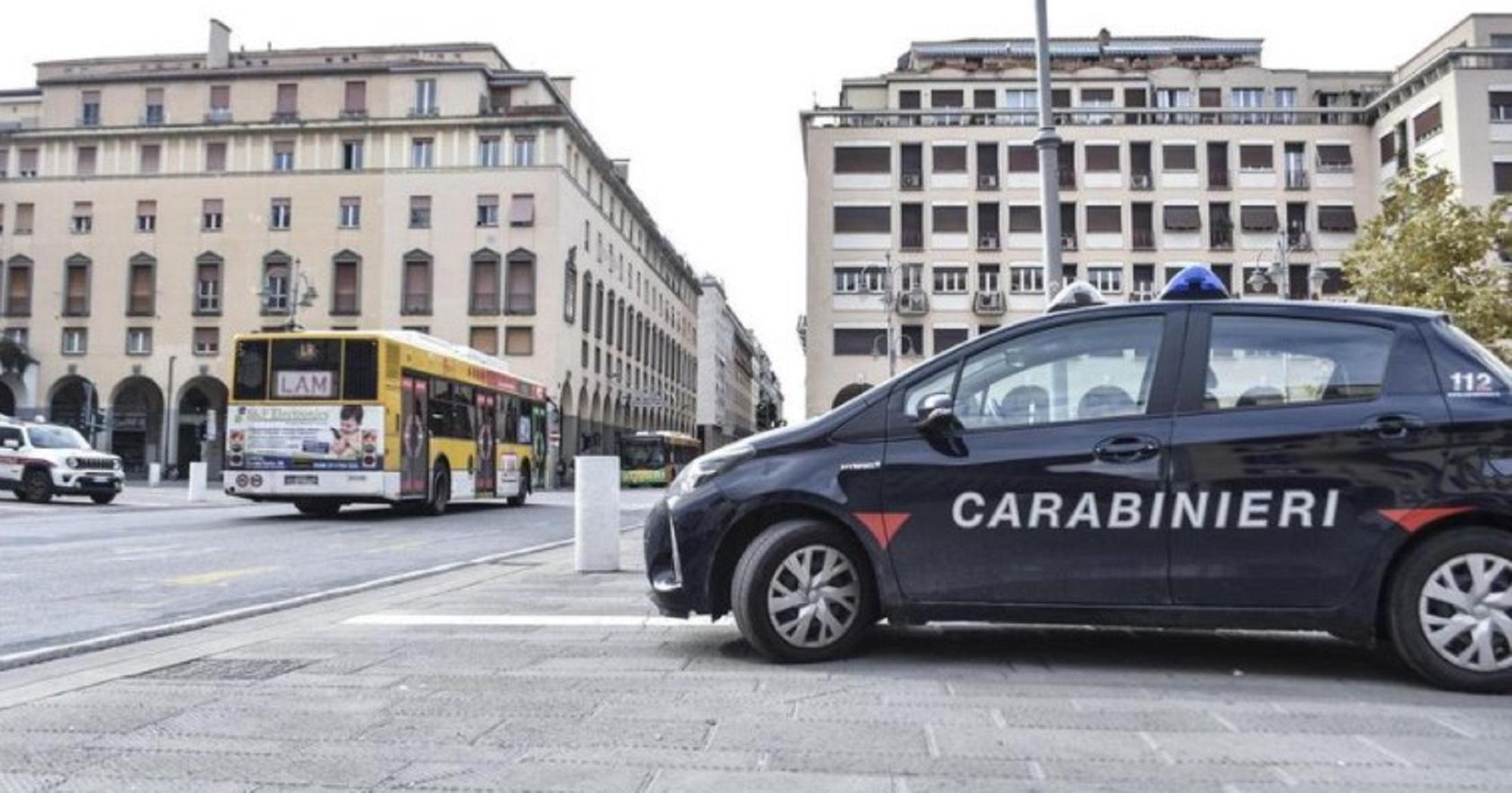 Una pattuglia dei carabinieri in via Grande (foto d'archivio)