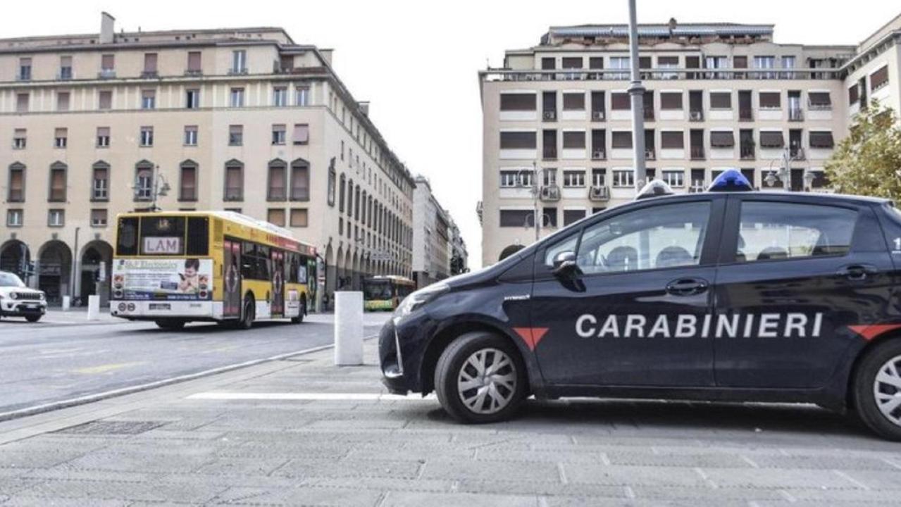 Una pattuglia dei carabinieri in via Grande (foto d'archivio)