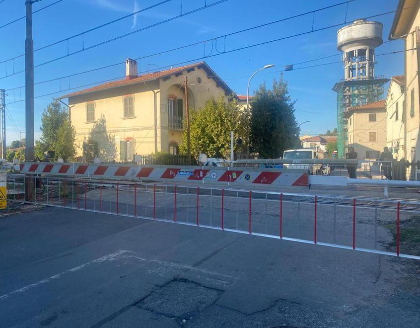 Pannelli dissuasori per impedire l’attraversamento del passaggio a livello 