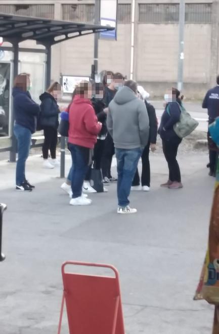 Bus pieno, studenti a piedi  