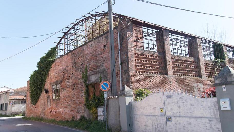Continui viavai di persone nell’ex distilleria in degrado