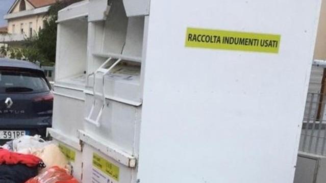 Via l’ultimo contenitore di indumenti su strada
