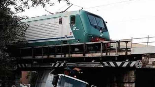 Un camion incastrato nel sottopasso di Narnali