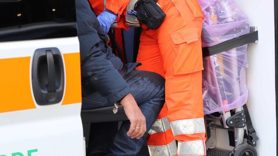 Accoltellato a una gamba in via Giorgione «Dopo una discussione per una sigaretta»