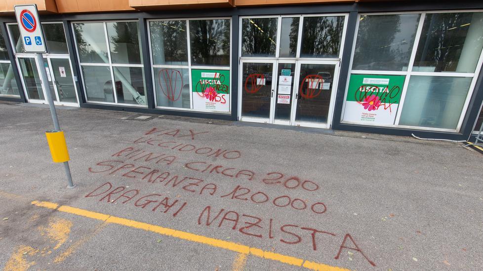 Scritte no vax contro Draghi e Speranza Imbrattato l’hub vaccinale della Fiera