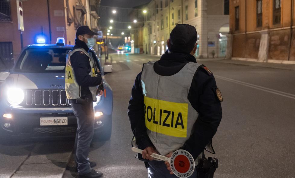 Entra in un cortile per rubare, ma viene scoperto e fermato