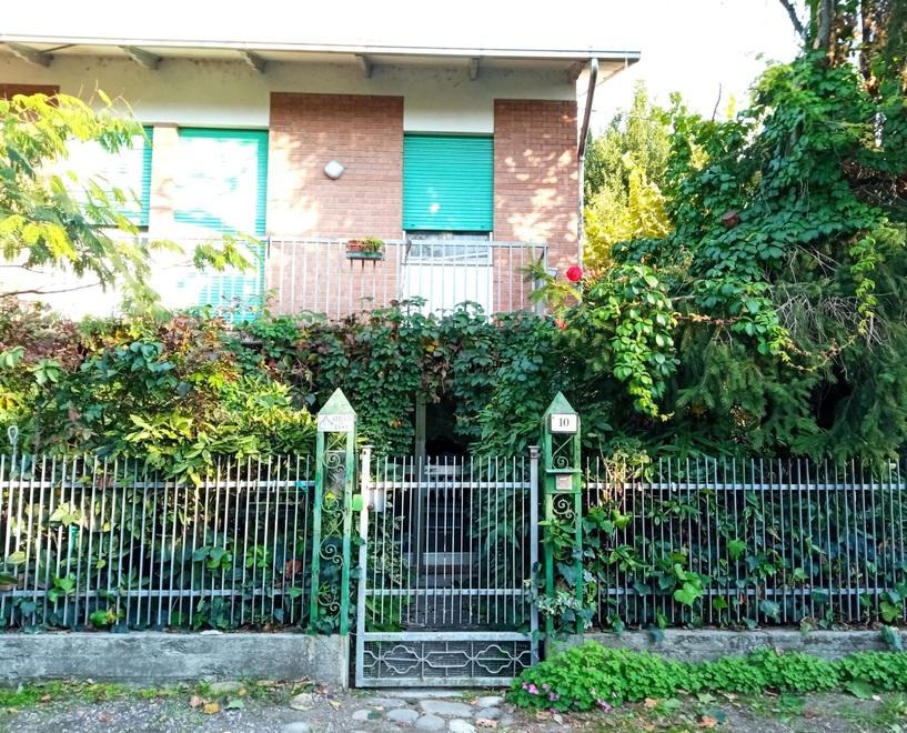 I ladri sfondano la porta di casa ma poi fuggono a mani vuote 
