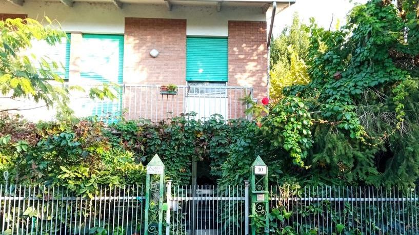 I ladri sfondano la porta di casa ma poi fuggono a mani vuote