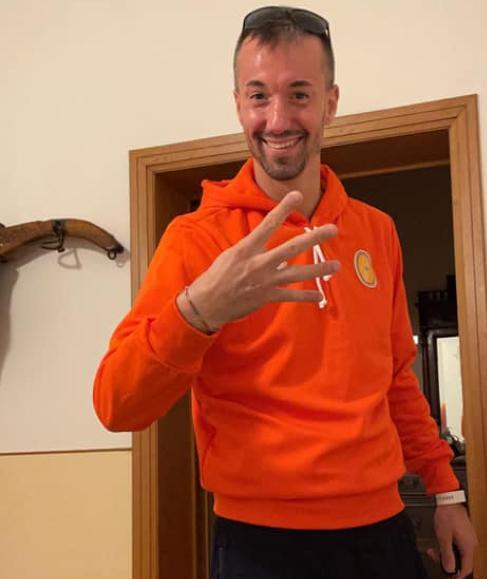 Segna 4 gol in 70 minuti poi chiede il cambio per andare dal figlio malato