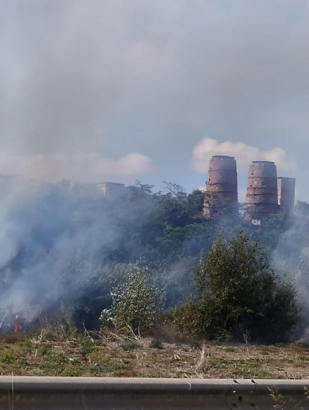 Fuoco vicino alle vecchie fornaci 