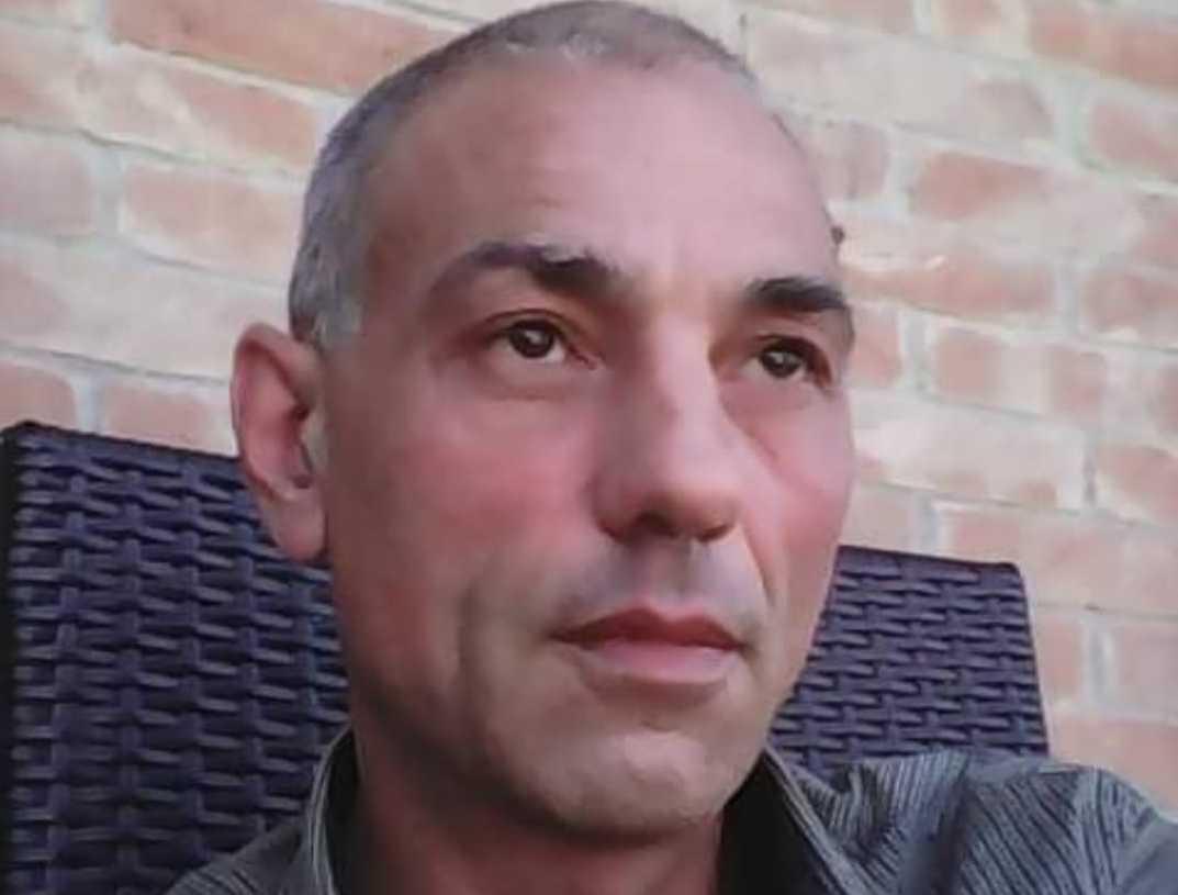 Infila la testa nel tombino tempiese muore soffocato 