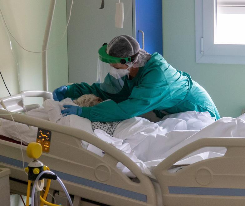 Ferrara. No vax morto curato dal medico al telefono. In nove giorni la saturazione caduta in picchiata 