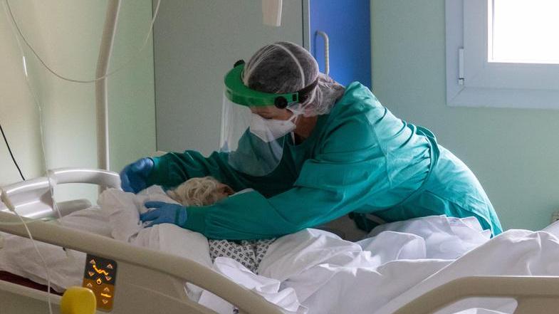 Ferrara. No vax morto curato dal medico al telefono. In nove giorni la saturazione caduta in picchiata