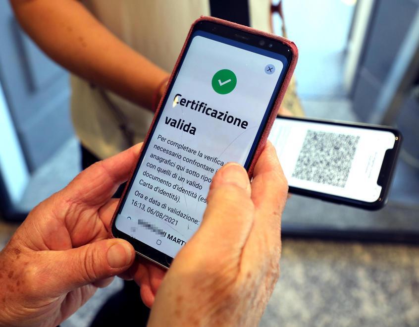 Un migliaio di lavoratori senza Green pass Aziende alle prese con il rebus controlli 
