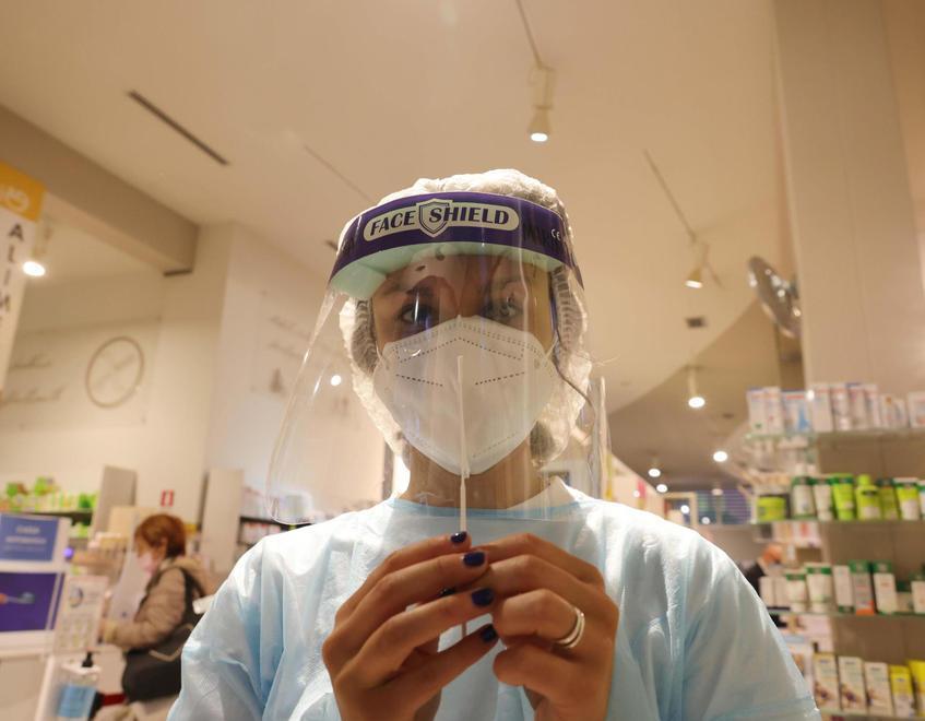 Il boom di tamponi porta assunzioni. Le farmacie della Valdera: «Ma il personale non si trova» 