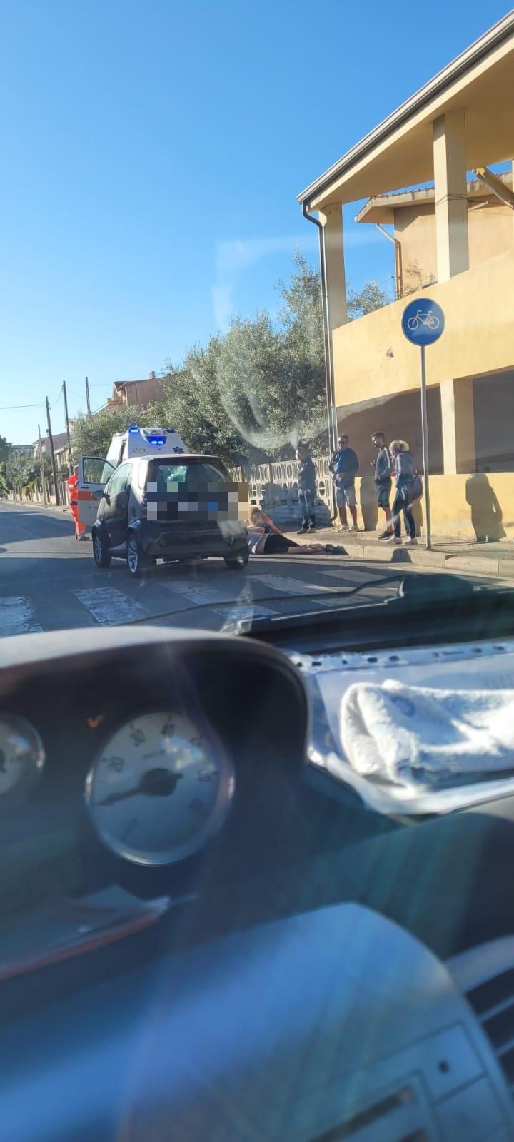Pedoni come birilli a Oristano: un uomo sulle strisce pedonali centrato in pieno da un'auto