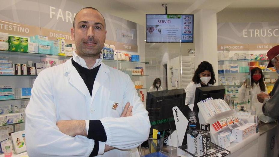 Green pass, corsa al tampone: boom di prenotazioni in farmacia