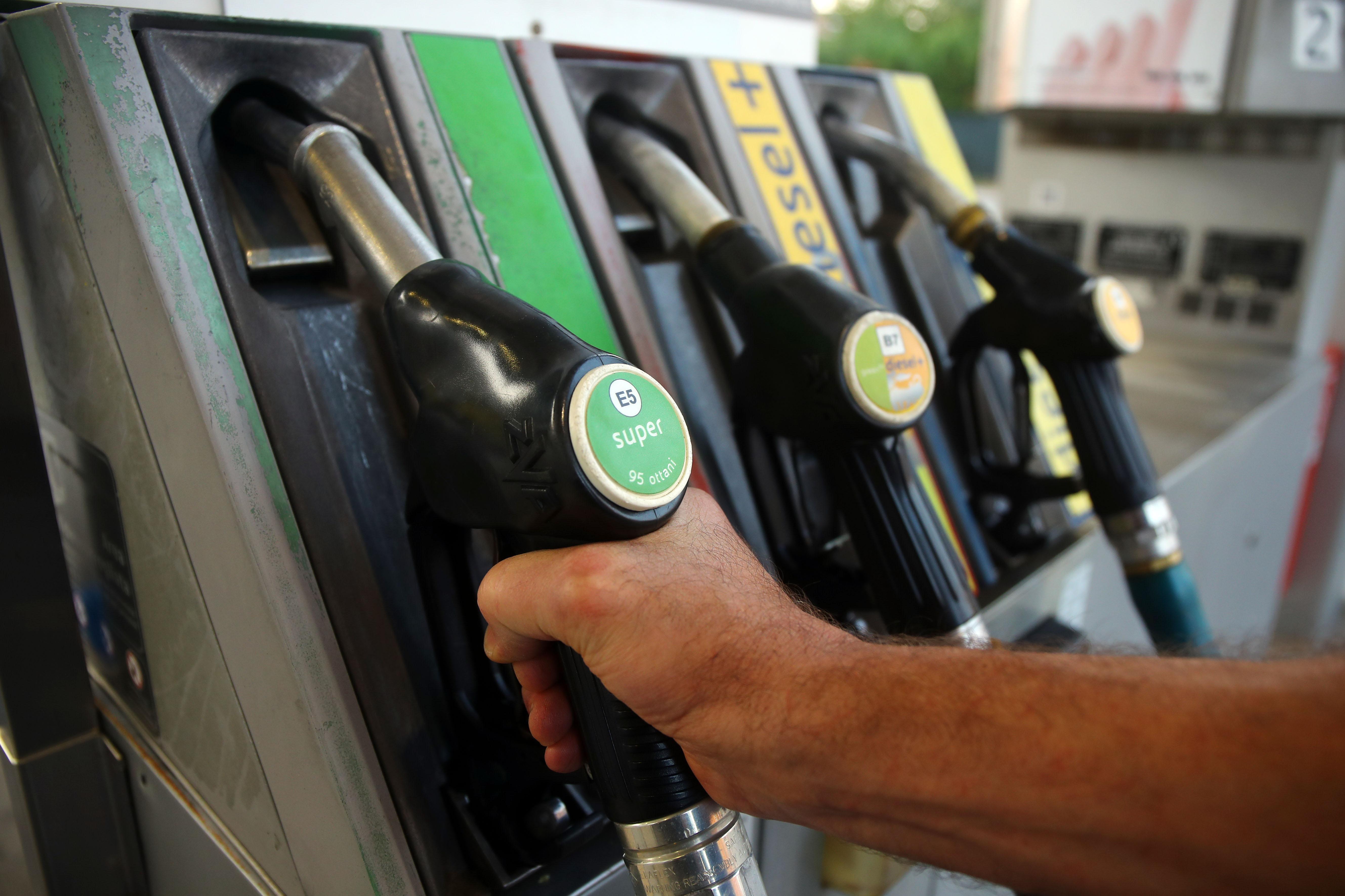 Il pieno all’Elba costa come in autostrada. Prezzi in salita: benzina a quota due euro 