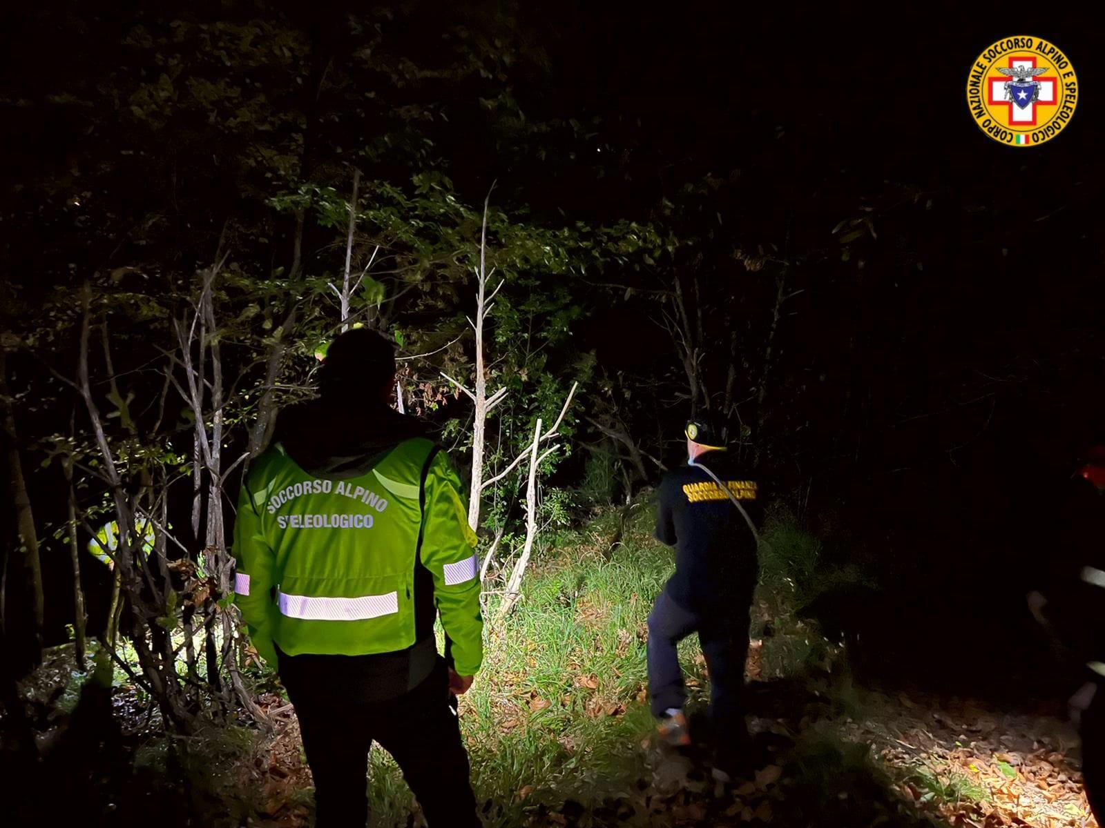 Le ricerche nella notte del cercatore di funghi