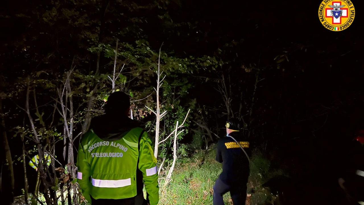 Le ricerche nella notte del cercatore di funghi