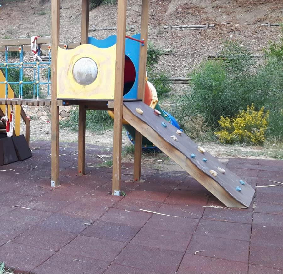 Il parco giochi devastato dalle fiamme