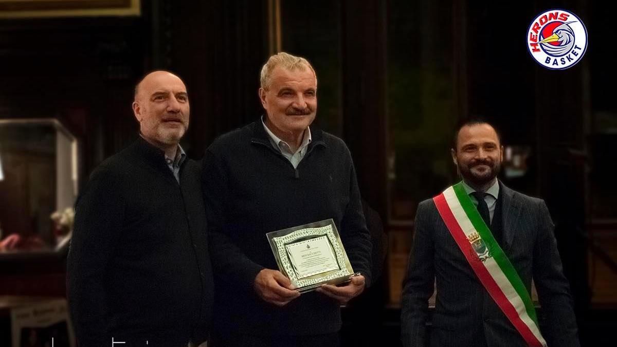 Meo Sacchetti al centro