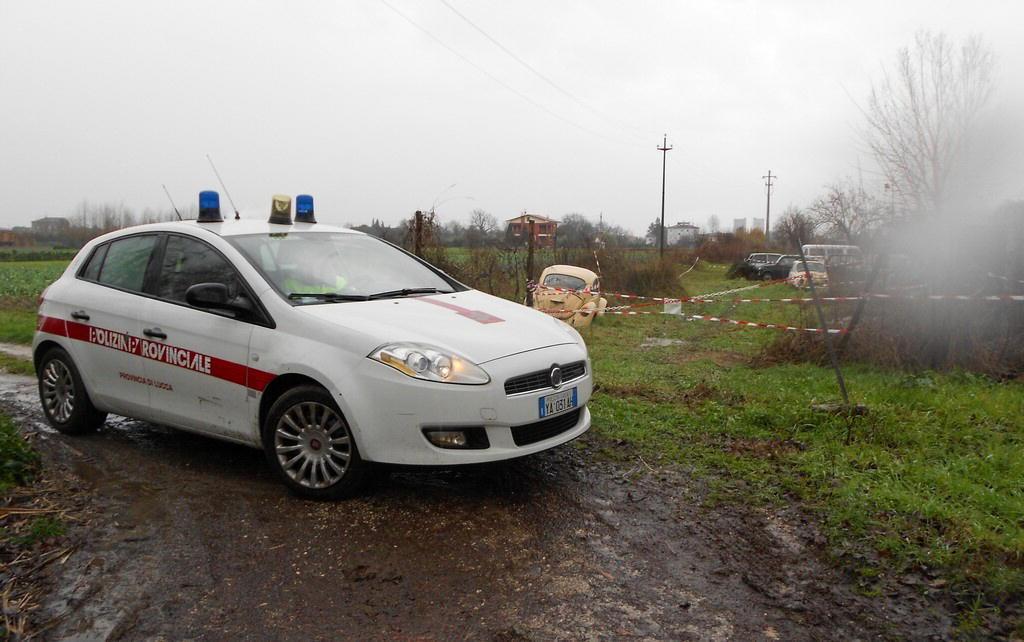 Un'auto della polizia provinciale