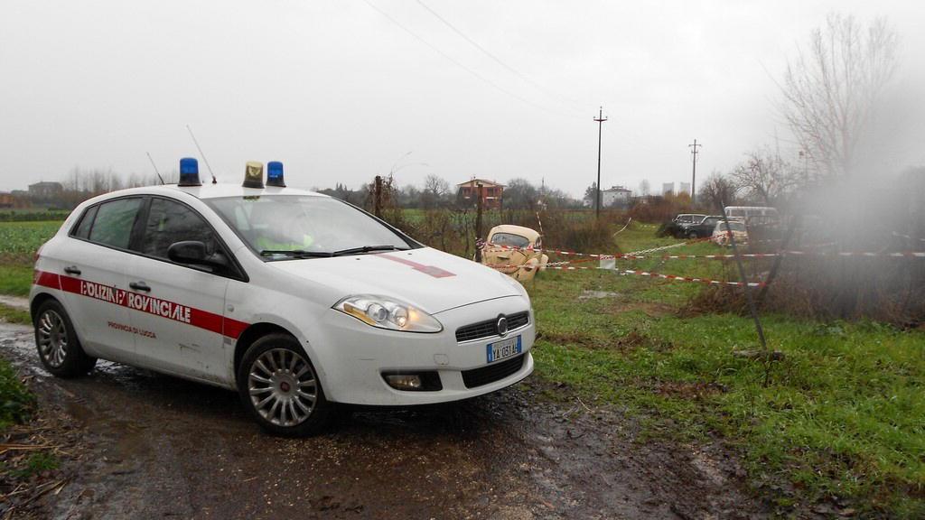 Un'auto della polizia provinciale
