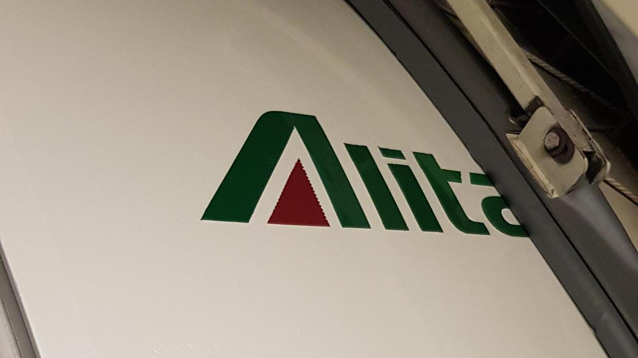 Alghero, il saluto di una hostess nell'ultimo volo di Alitalia per Milano