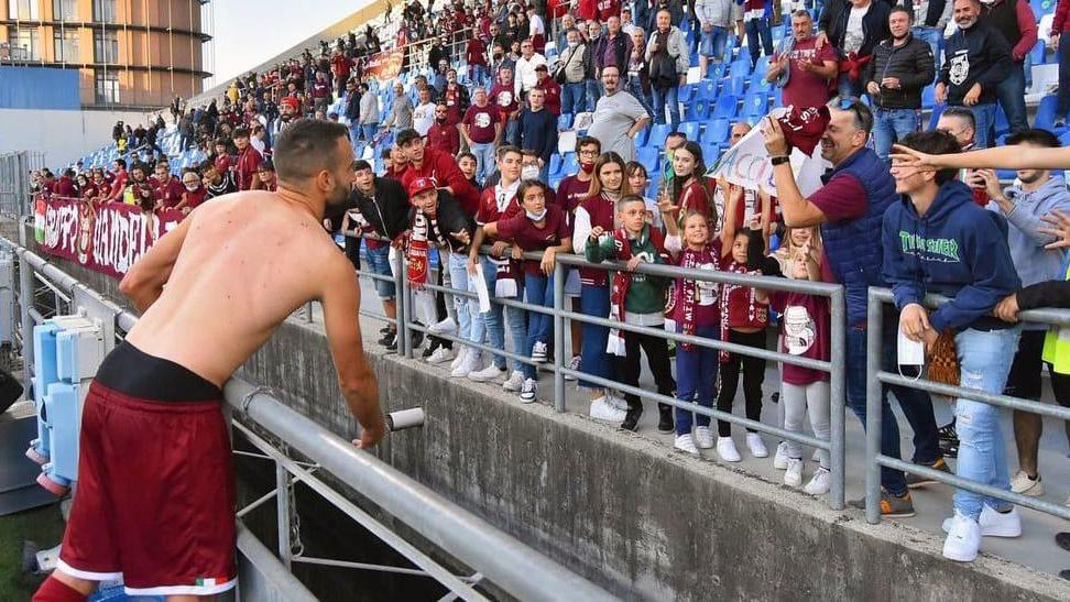 Alessio Luciani acclamato dalla curva granata