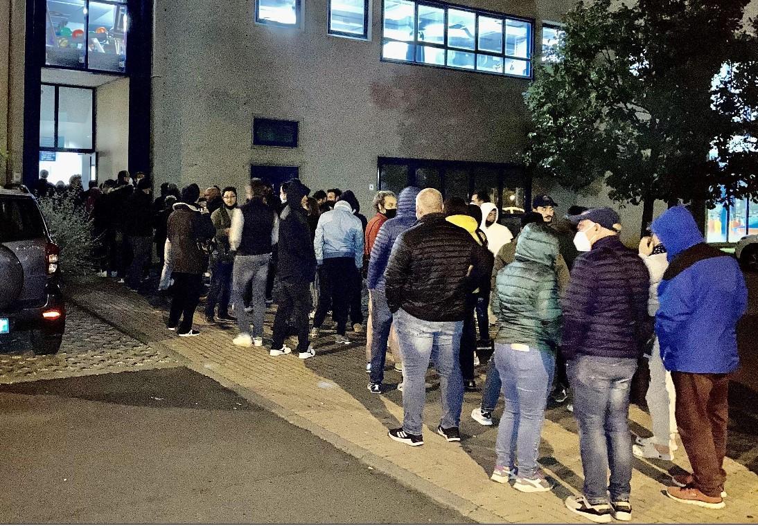 In fila al centro cecinese dopo le 22 per fare il test (foto Michele Falorni/Silvi)