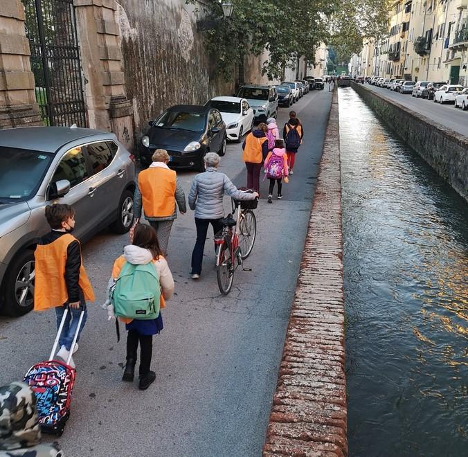 A scuola con i volontari Auser «Usate il servizio Pedibus»