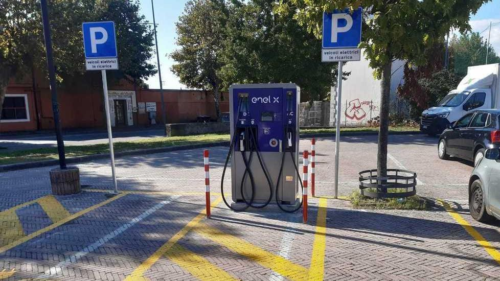 Otto colonnine per ricariche elettriche installate da “Enel x”