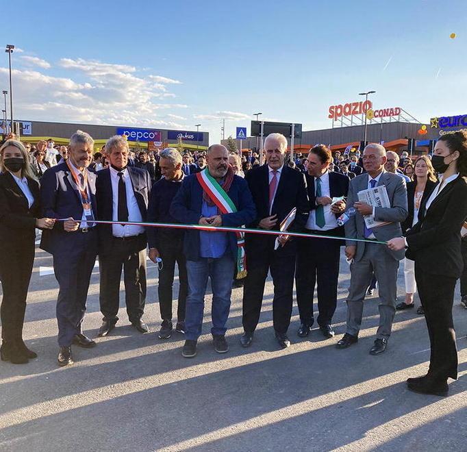 Al via lo shopping a Corte Acquerta Supermercato e galleria di negozi 