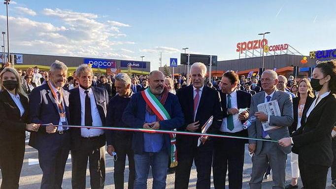 Al via lo shopping a Corte Acquerta Supermercato e galleria di negozi