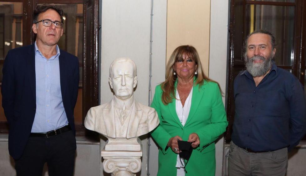 Un busto in gesso donato al Comune da Buscemi e Mancini