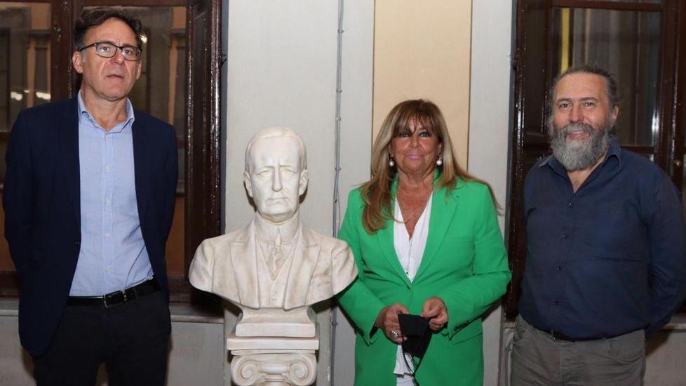 Un busto in gesso donato al Comune da Buscemi e Mancini