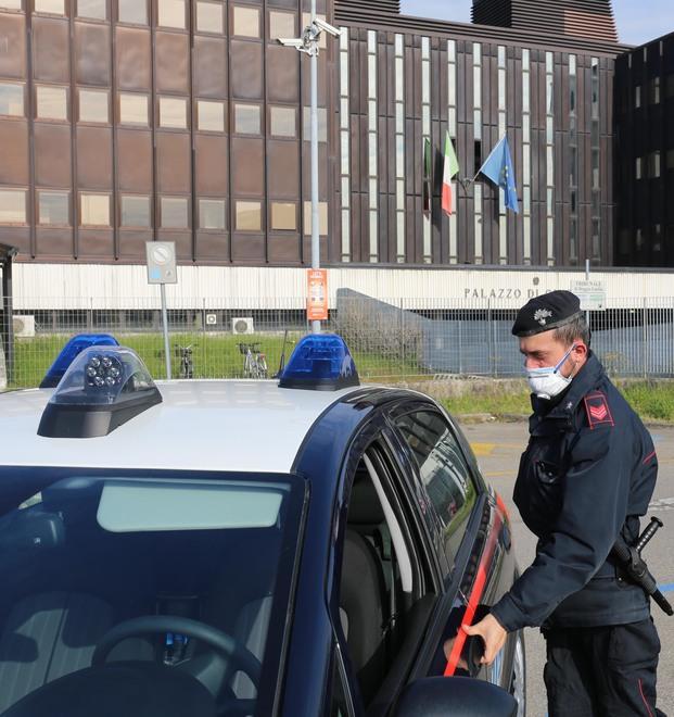 Minaccia la donna che lo ospita Ora è in carcere 