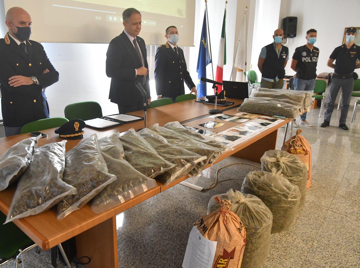 L’indagine non si ferma, è caccia ai quattro in fuga