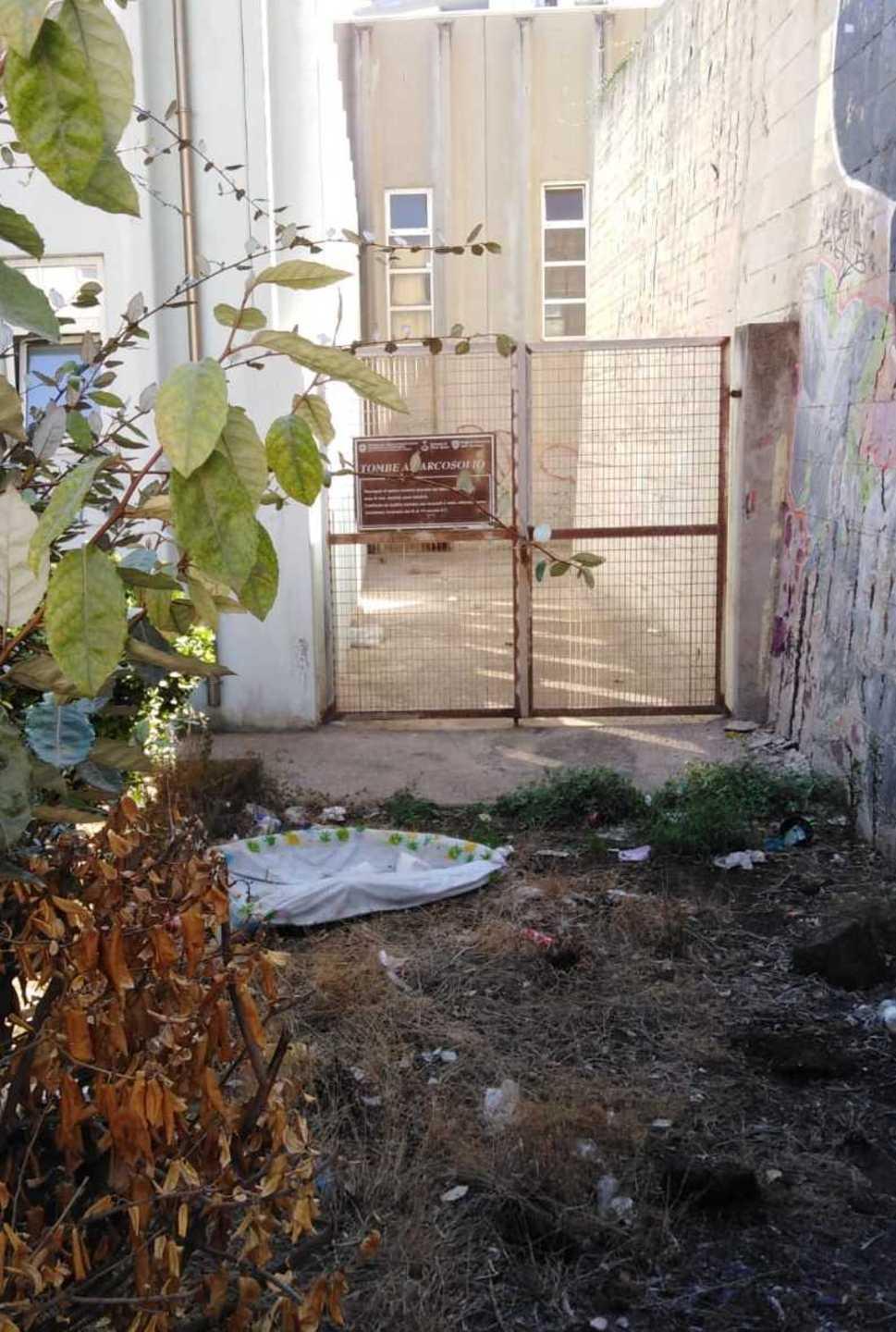 Tombe di arcosolio, accoglienza con rifiuti