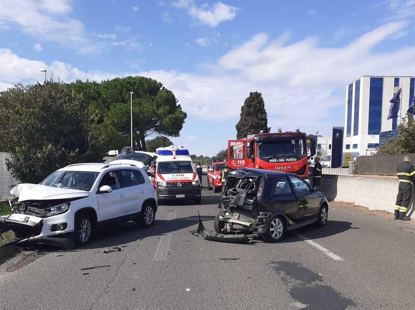 Violento tamponamento, due feriti 