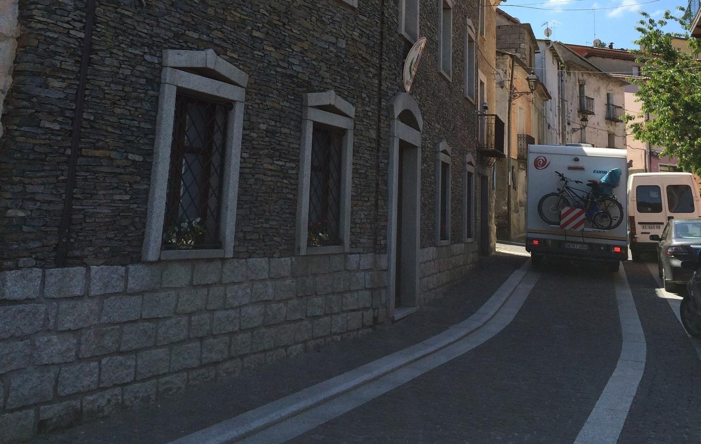 Muore per un malore, travolto da una cisterna 