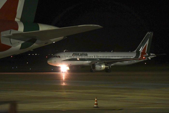 Cagliari-Roma, emozione per equipaggio e passeggeri sull'ultimo volo Alitalia
