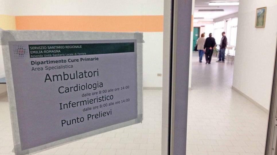 Ferrara. Infermiera no vax barricata in corsia: per allontanarla interviene la Polizia